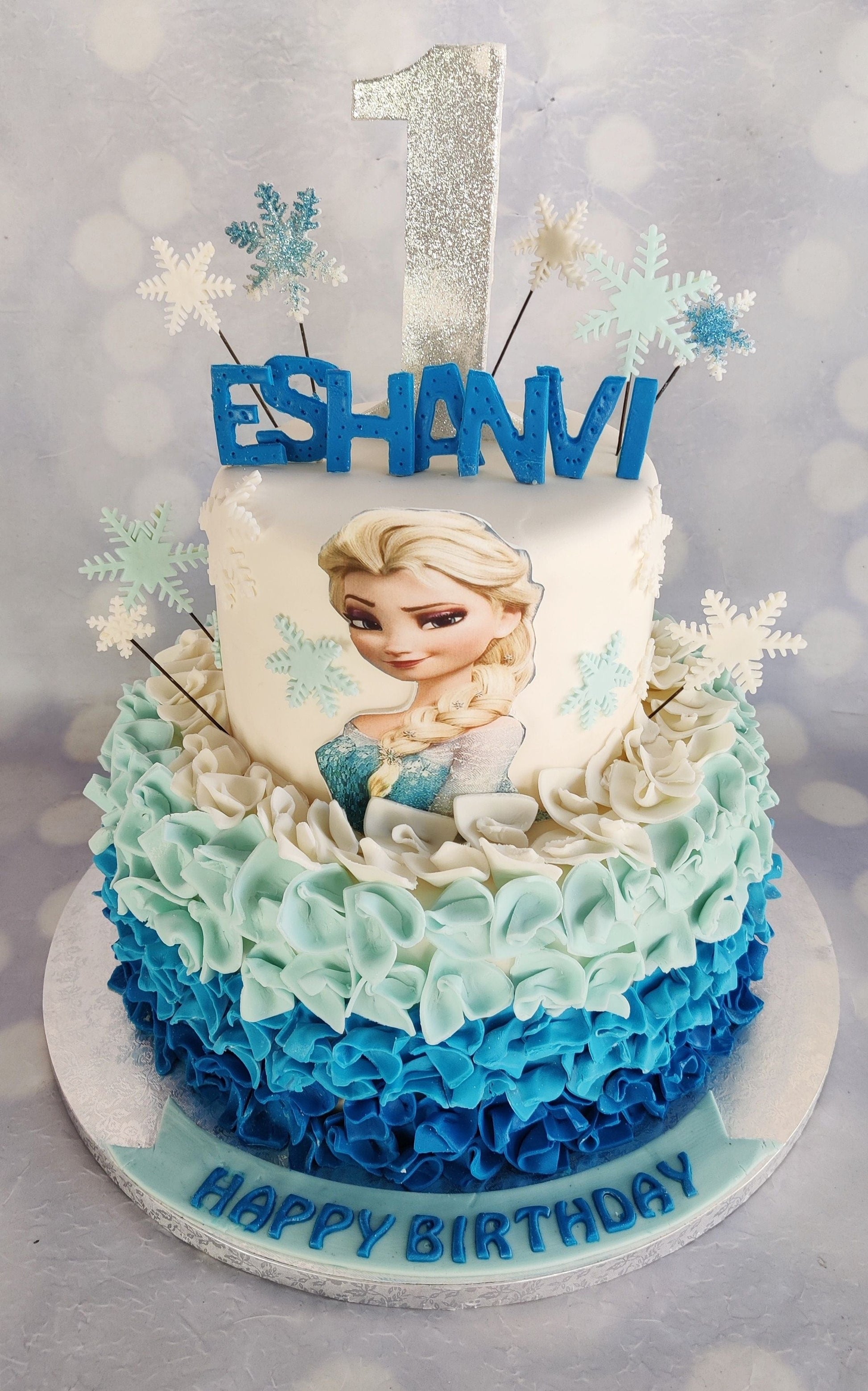 Piñata de Elsa de Frozen  Butterfly birthday party, Frozen birthday party,  Frozen birthday party cake